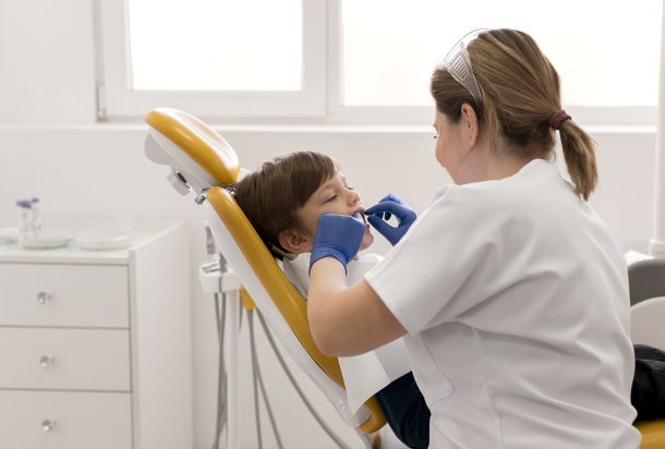 La primera visita al dentista: edad recomendada y qué se evalúa