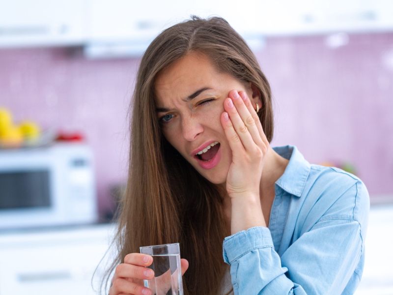Sensibilidad dental: causas, síntomas y cómo tratarla eficazmente